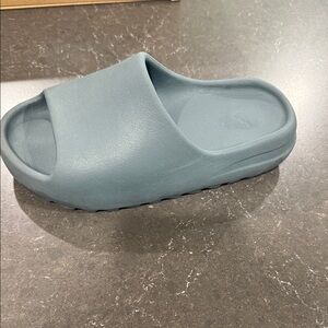 Yeezy Kids Slippers in Slate Gray